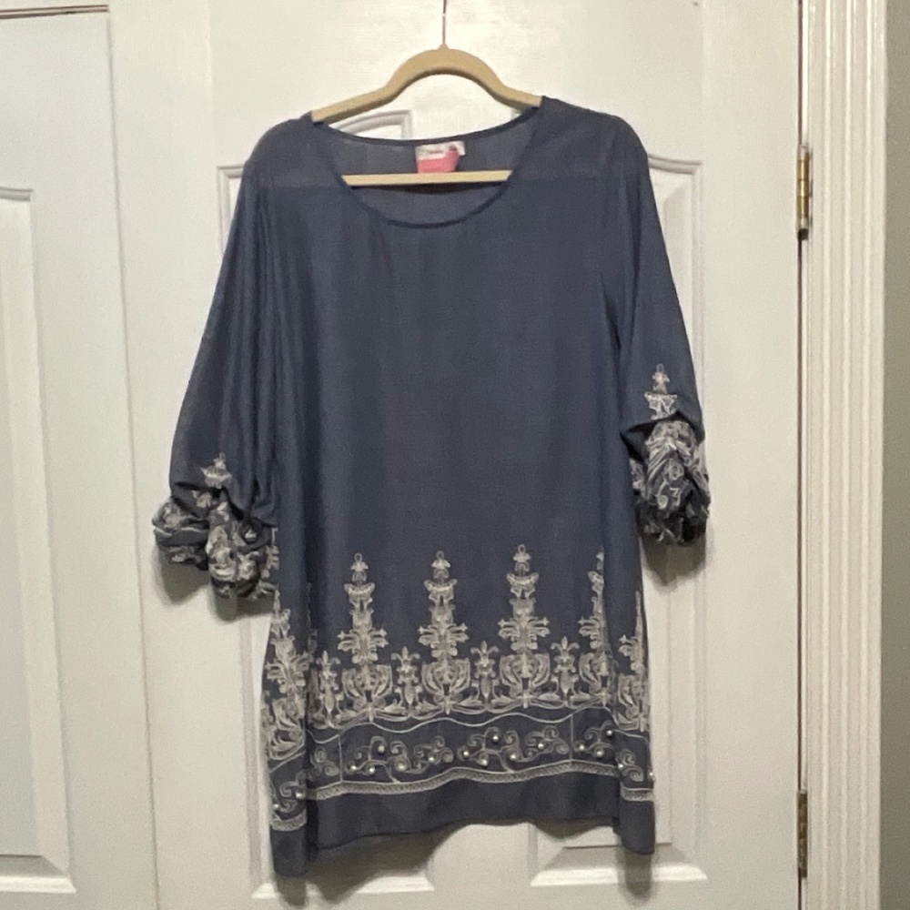 Like New! Paisley Lane Pearl Embellished Tunic - Size M